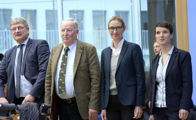 Ръководството на "Алтернатива за Германия" - отлявно надясно - Йорг Мойтен, Александер Гауланд, Алис Вайдел, Фрауке Петри