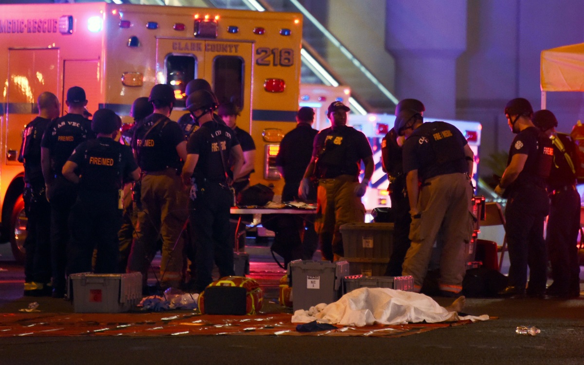 Най-малко 50 души са убити и повече от 200 са ранени след като мъж откри стрелба по посетителите на кънтри концерт в Лас Вегас. Случилото се е най-кръвопролитната масова стрелба в историята на САЩ. Нападението е станало в близост до голям хотел - "Мандалей бей". Стрелбата е продължила на два пъти по 15 секунди.