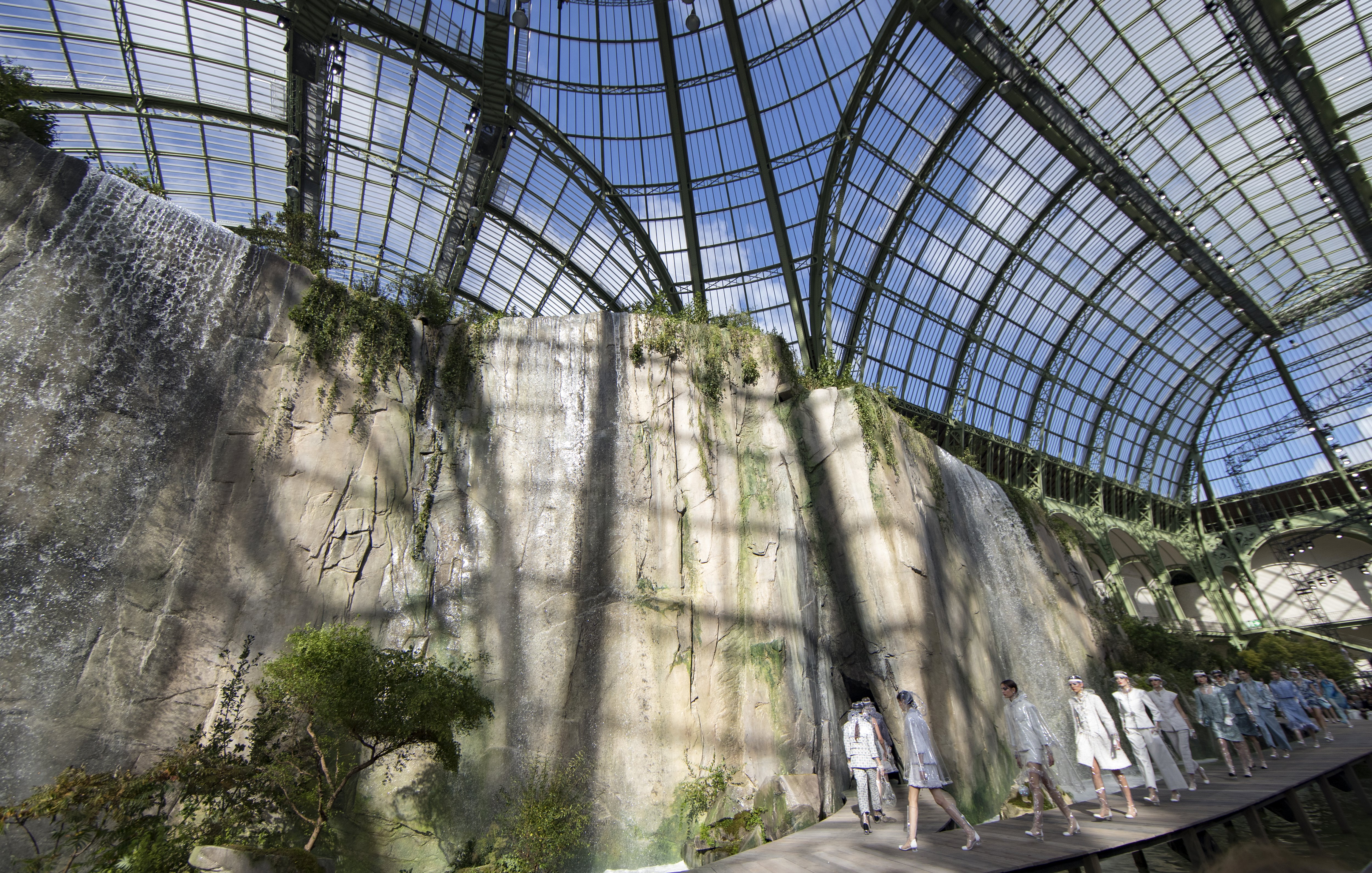 Карл Лагерфелд украси изложбената зала Гран пале с водопад за ревюто си през последния ден на Парижката седмица на модата. Манекенките преминаха по подиума добре защитени - с прозрачни найлонови ботуши над коленете, наметала и ръкавици.