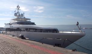 Уникална яхта за милиони акостира във Варна (СНИМКИ)