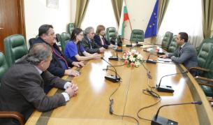 Министърът на икономиката Емил Караниколов се срещна с работници в "Емко" на 2 октомври