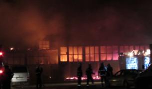Голям пожар в Русе, изгорели са автосервиз и складове