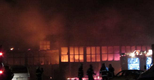 Голям пожар избухна тази нощ в Русе Горели са складове