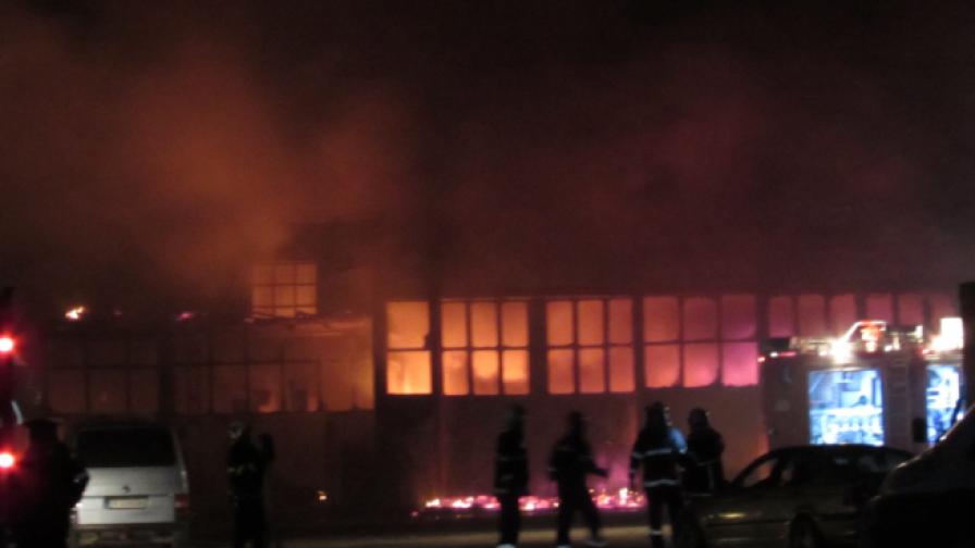 Голям пожар в Русе, изгорели са автосервиз и складове