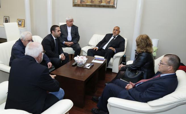  Около масата: министър председателят Бойко Борисов, финансовата директорка на ЕМКО, някогашният боен министър Бойко Ноев, Емилиан Гебрев, икономическият министър Емил Караниколов (до Борисов) 