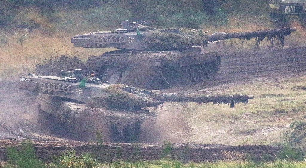 Ежегодно учение на германския Бундесвер в Берген, Северна Германия. От 5 до 13 октомври германските части на Бундесвера и звената на съюзнически сили практикуват различни сценарии по време на т. нар. "Informationslehruebung" (ILUE 2017)
