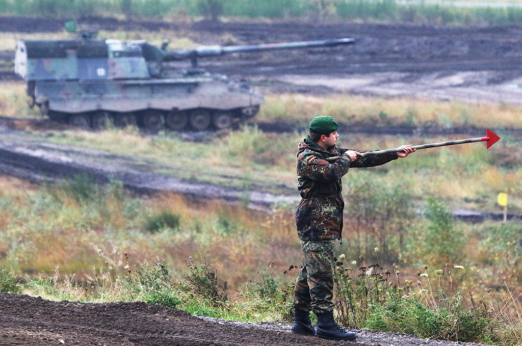 Ежегодно учение на германския Бундесвер в Берген, Северна Германия. От 5 до 13 октомври германските части на Бундесвера и звената на съюзнически сили практикуват различни сценарии по време на т. нар. "Informationslehruebung" (ILUE 2017)