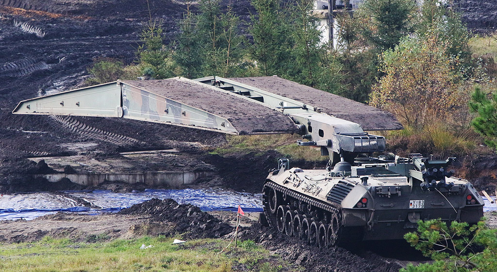 Ежегодно учение на германския Бундесвер в Берген, Северна Германия. От 5 до 13 октомври германските части на Бундесвера и звената на съюзнически сили практикуват различни сценарии по време на т. нар. "Informationslehruebung" (ILUE 2017)