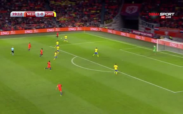 Холандия води с 2:0 срещу Швеция след първото полувреме на