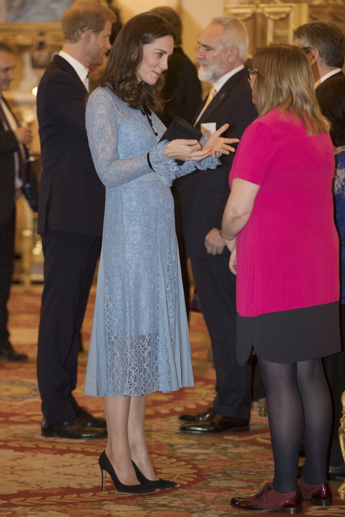 Херцогинята на Кеймбридж присъства на прием в Бъкингамския дворец по случай Световния ден на психичното здраве. Кейт беше в компанията на съпруга си принц Уилям и неговия брат принц Хари. 
Херцогинята отново спечели одобрението на модните критици с тоалета си. Тя бе избрала дантелена рокля в бебешко синьо на Temperley London, която бе съчетала с черни елегантни обувки и малка чанта в същия цвят. Прическата ѝ бе елегантна, но непретенциозна - стандартните за нея навити краища, свободно падащи на раменете.