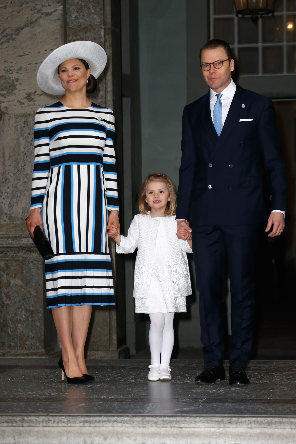 Шведската принцеса Виктория загърбва "правилата" в името на любовта. Тя среща бъдещия си съпруг - фитнес инструкторът Даниел, във фитнес зала в Стокхолм. Принцесата тренира там след като се възстановява от хранително разстройство. Двамата започват да се срещат, въпреки неодобрението на приятелите и близките си, в това число е и бащата на Виктория - крал Карл XVI Густаф. През 2010 г. двамата се женят, а сега са уважавани кралски особи.