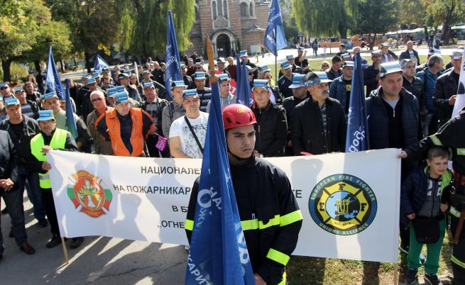 Протестът на пожарникарите до МВР