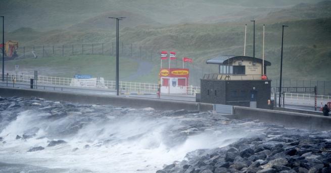 Трима души загинаха, след като бурята „Офелия“ връхлетя Ирландия, съобщиха