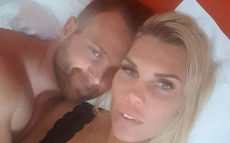 Русокосата фурия, която напада с целувка