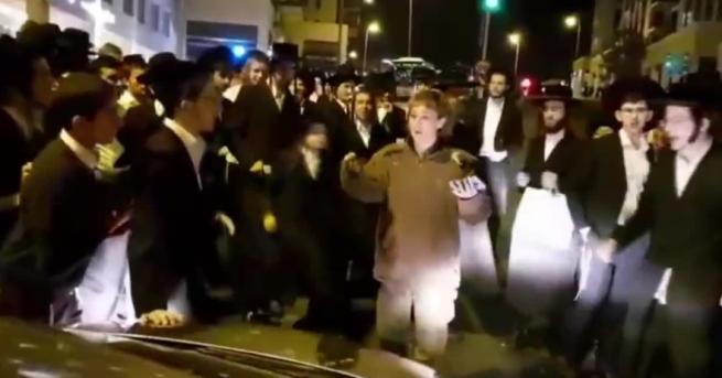 Жена, войник от израелската армия се изправи срещу тълпа, протестиращи