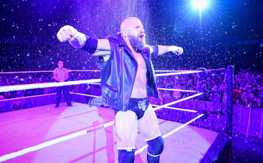 Легендата Трите Хикса се завърна на ринга и наби Русев