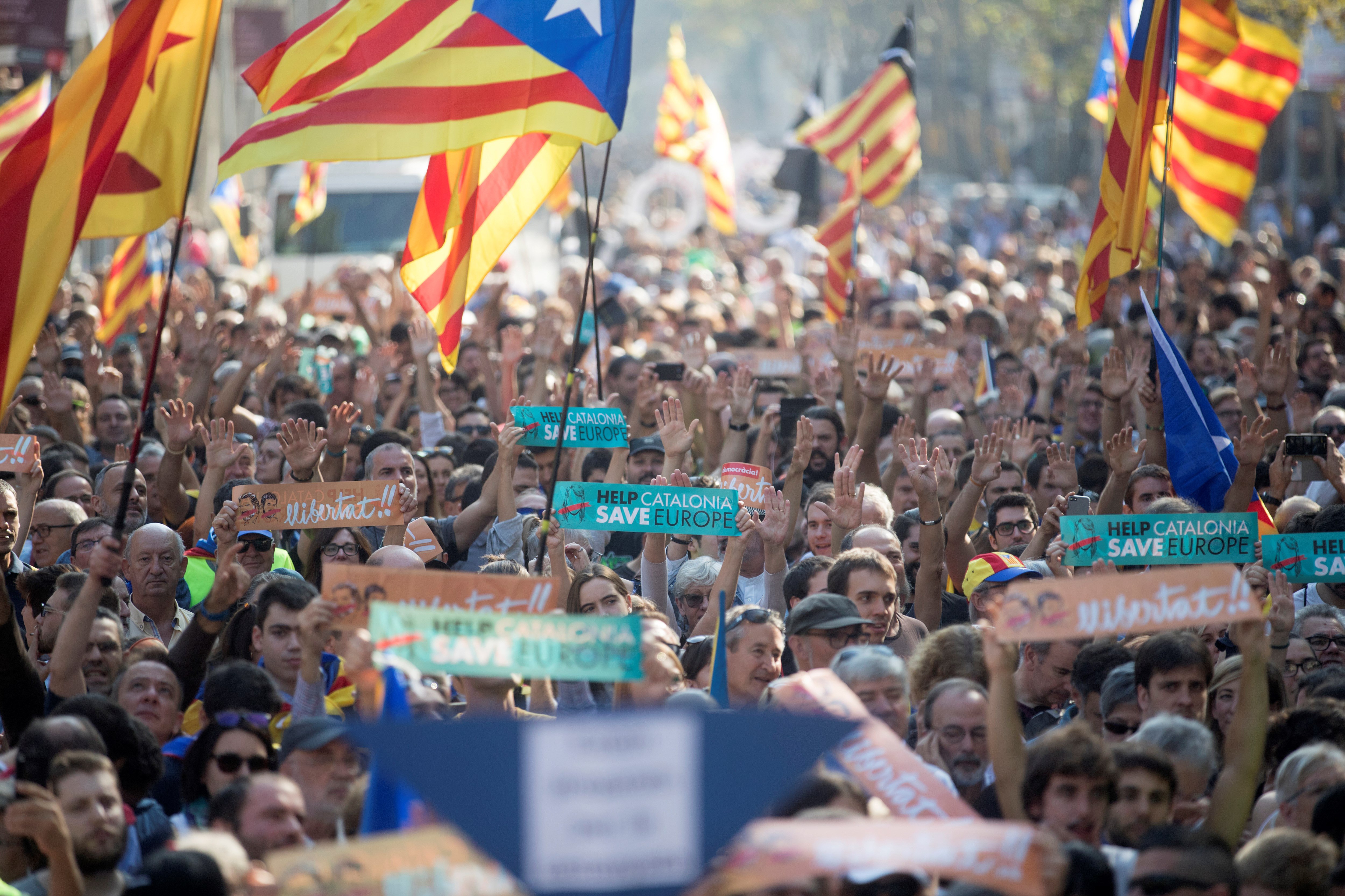 Днес регионалният парламент на Каталуния одобри обявяването на независимост от Испания с тайно гласуване. „Установяваме Каталунската република, независима и суверенна държава под върховенството на закона”, гласи текста на гласуваната резолюция. Испания веднага отвърна с прилагането на член 155 от Конституцията, с който се отнема автономията на областта. Междувременно хиляди хора по улиците на Барселона празнуваха акта за независимост на Каталуния.