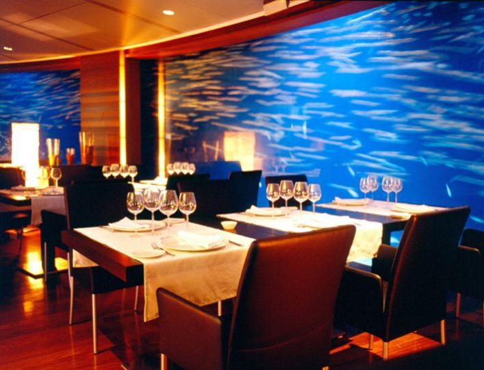 <p><strong>L&#39;Oceanogr&agrave;phic Submarino Restaurant &ndash; Валенсия, Испания</strong></p>

<p>Изящният подводен ресторант се намира в музея по океанография на град Валенсия. Осветлението наподобява светещи медузи, а големите панорамни прозорци разкриват удивителна гледка към обитателите на най-големия океанографски център в Европа.</p>