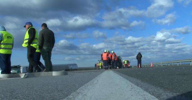 Туристически бус се обърна по таван извън пътното платно на