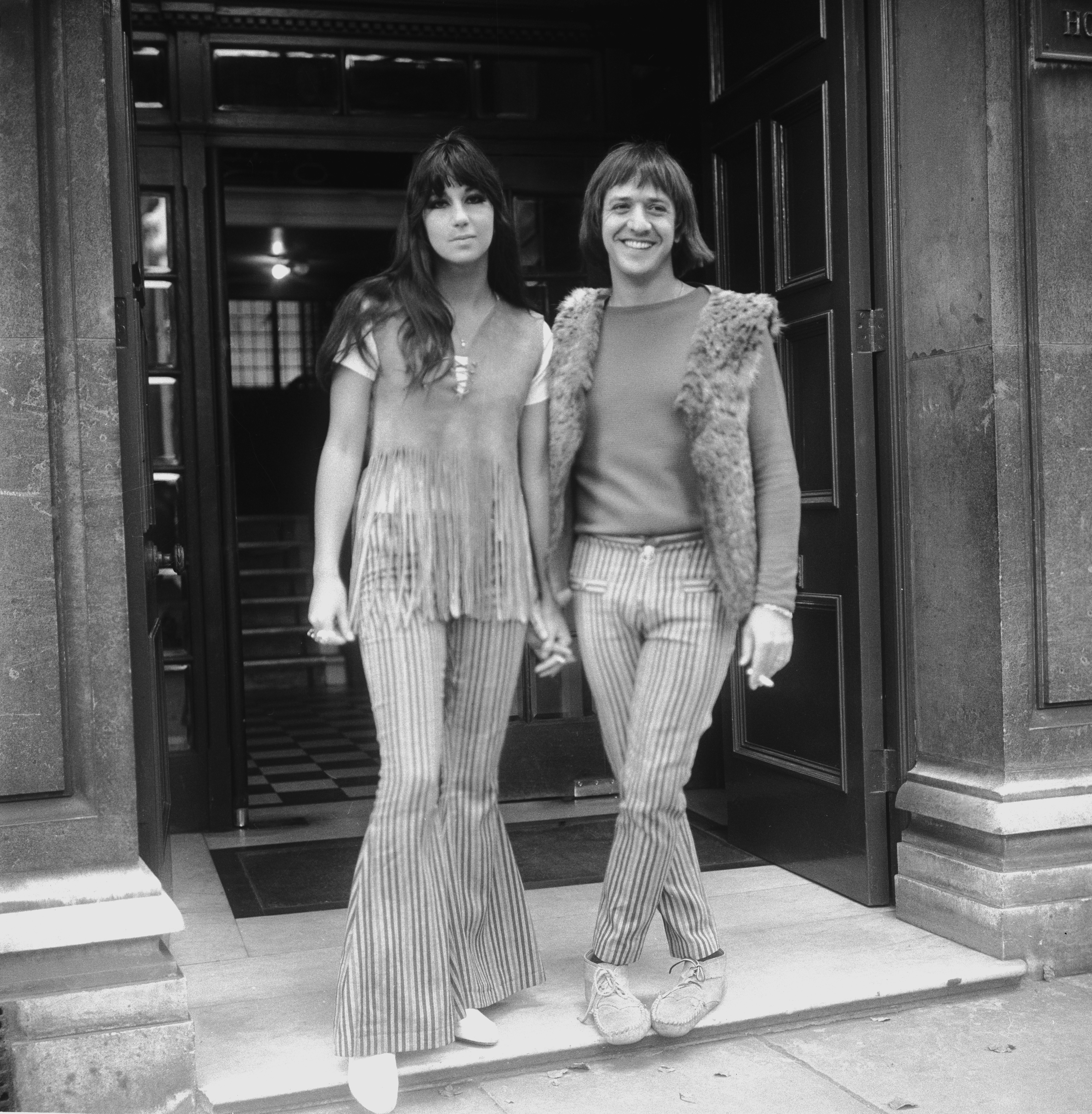 Шер и Сони през 1965 г., облечени по последен писък на тогавашната мода. Шер, както винаги се различава от другата тенденция сред дамите през тези години, а именно - бухналите и добре оформени коси и рокли/поли до коляното. Особено популярна мода сред домакините. 