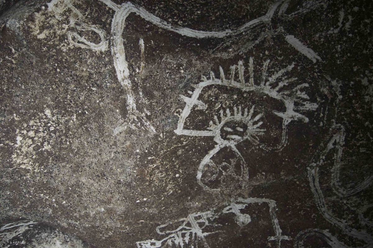 Хиляди рисунки на изчезнала цивилизация, открити на остров Мона в Карибско море, хвърлят светлина върху една отдавна изгубена култура. Смесици от лица, хибриди между хора и животни и сложни геометрични фигури по стените на пещерите в острова разкриват детайли около вярата и начина на живот на коренното население.