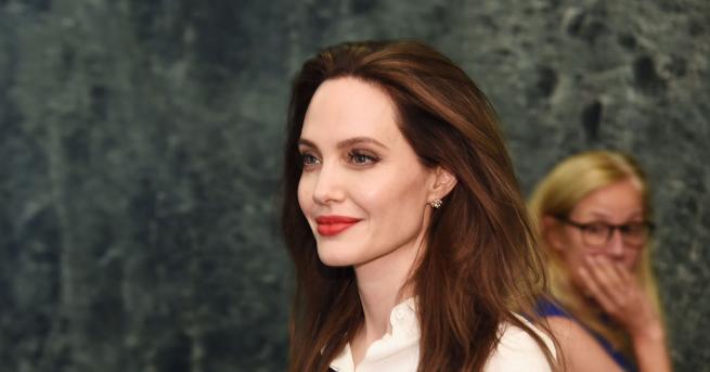 Анджелина Джоли отново е влюбена и има връзка с богат