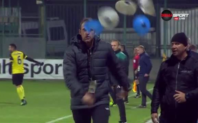 Треньорът на вратарите в Славия Радостин Станев излезе извън кожата