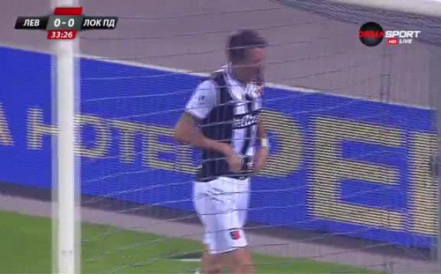 Неприятен удар в слабините получи Пламен Николов по време на