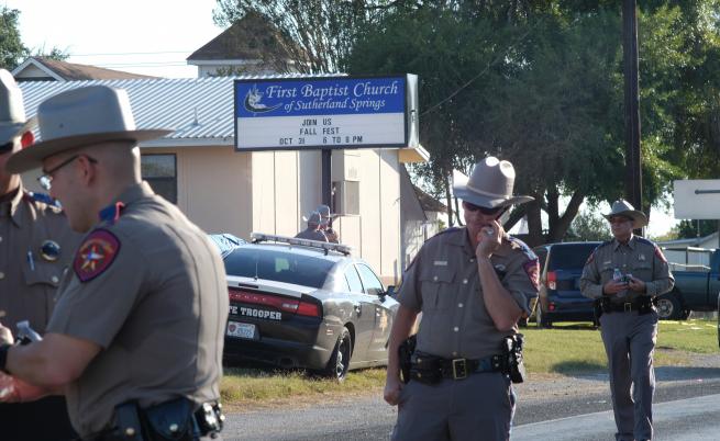 Повече от 20 жертви при стрелба в църква в Тексас