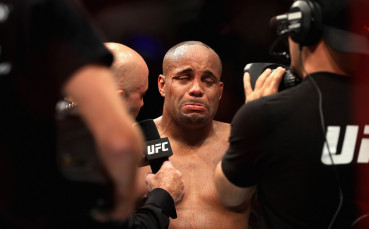 Даниел Кормие очаква да защитава титлата си в UFC 220