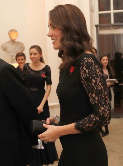 <p>Кейт облече една и съща дантелена рокля през 2014 и 2017 в началото на бременността си с Шарлът и бъдещото кралско бебе. Тук е на събитието през 2017.</p>