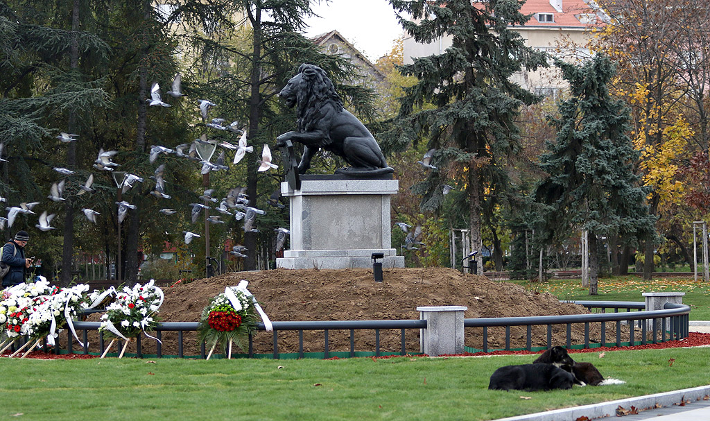 На мястото на премахнатия паметник „1300 години България“ до НДК бе монтиран лъвът от мемориала на Първи и Шести пехотен полк. 