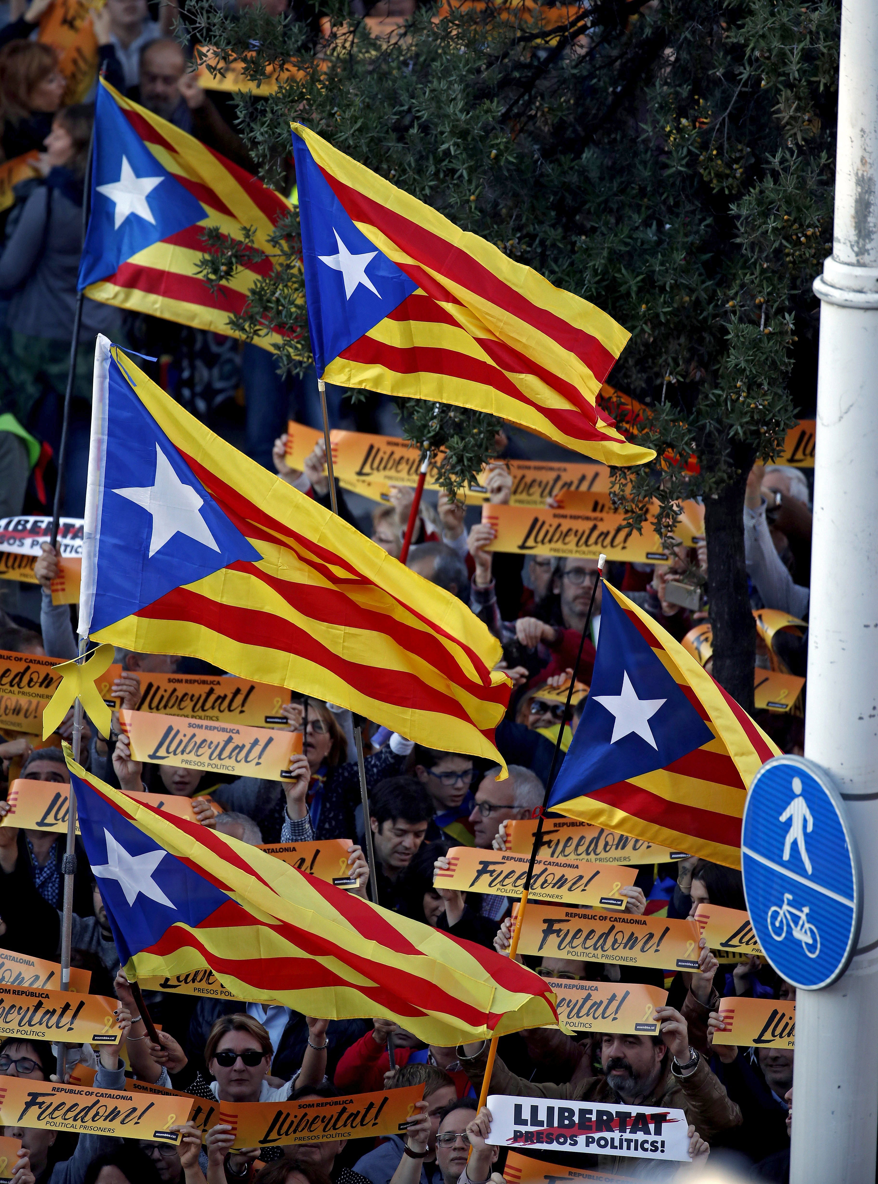Осем души от сваленото каталунско правителство на Пучдемон бяха задържани миналата седмица по обвинения в противодържавна дейност, бунт и злоупотреба с държавни средства заради участието си в обявяването на каталунската независимост.