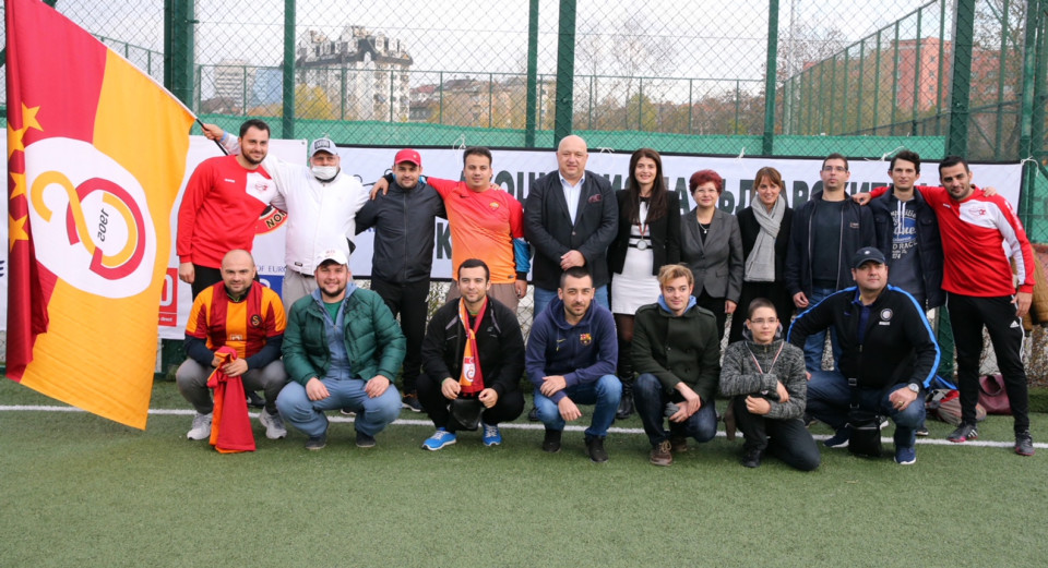 Министър Кралев връчи купата на шампионите в благотворителен футболен турнир1
