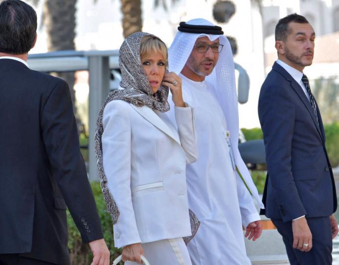 <p>Президентът на Франция Еманюел Макрон и съпругата му Брижит посетиха Абу Даби миналата седмица.</p>

<p>Те посетиха джамията &quot;Шейх Заид&quot;, която е осма по големина в света.</p>