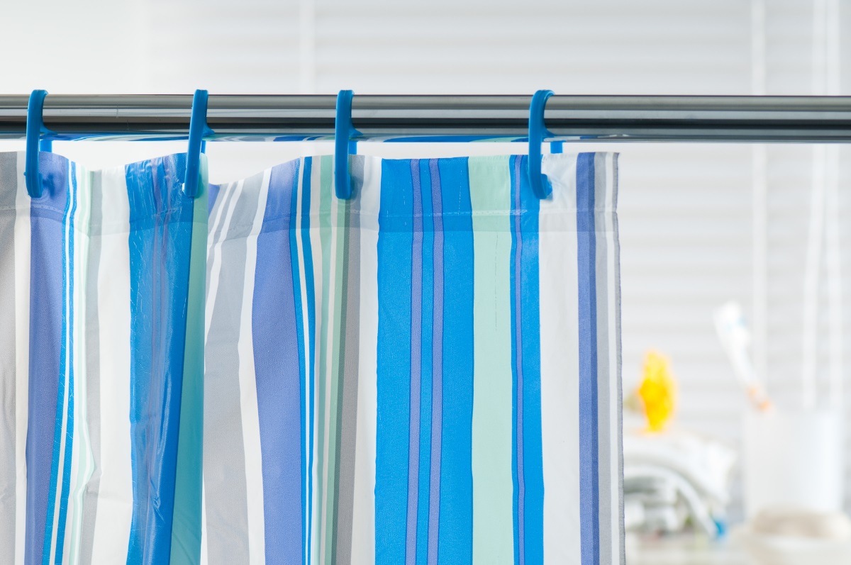 <p>Завесите в банята - препоръчително е да се почистват веднъж в месеца.</p>
