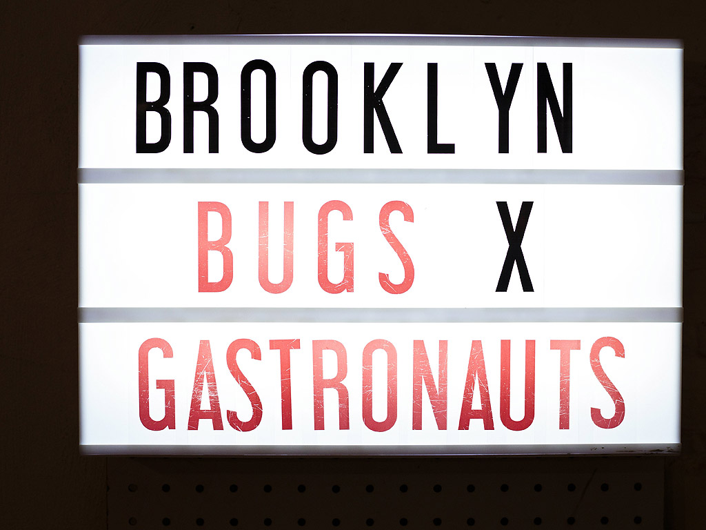 В ресторант в Бруклин шеф Джоузеф Юн предложи на гостите си вечеря с насекоми. Апетитни и визуално привлекателни ястия с различни насекоми, включително скорпиони, стършели, щурци и Брашнени червеи. Джоузеф от години се интересува от консумация на насекоми и намира начини да ги използва в кухнята.