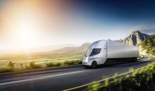 <p>Изгоря първият Tesla Semi, изразходваха 190 000 литра вода</p>