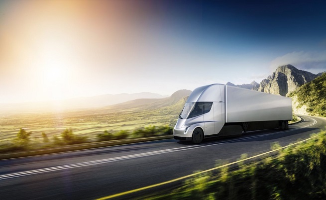 Изгоря първият Tesla Semi, изразходваха 190 000 литра вода