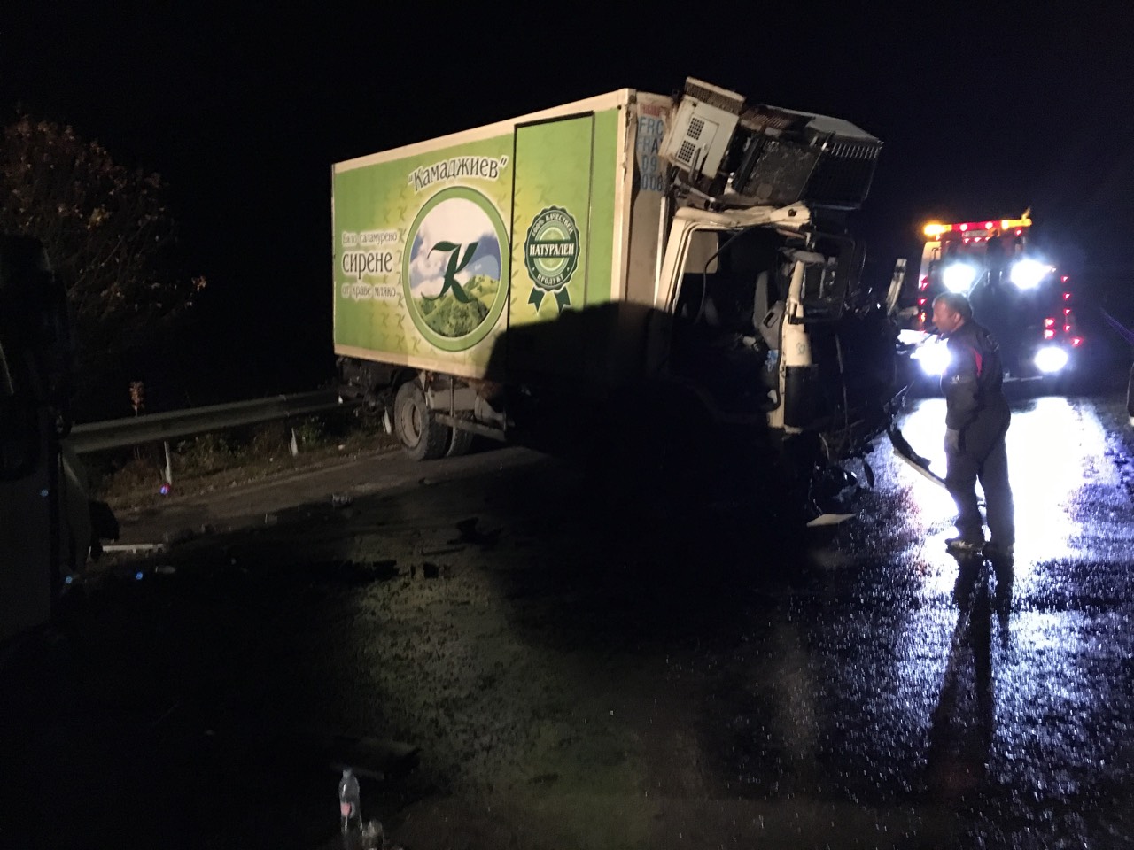 Шест души загинаха на място, още трима по-късно, при челен удар между бус и камион на пътя София - Варна. Ранените са 20.