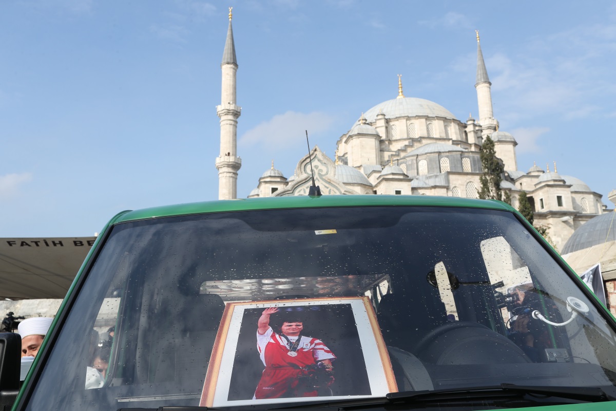 Джамията Фатих, голямата представителна мюсюлманска обител на Истанбул днес преля от хора, дошли за участие в погребалния обряд на трикратния олимпийски и световен шампион Наим Сюлейманоглу, който почина вчера на 50-годишна възраст.