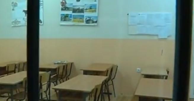 Празни класни стаи; ученици, които не знаят на какъв изпит