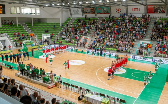 Входът на отбори на подрастващи от България които искат да