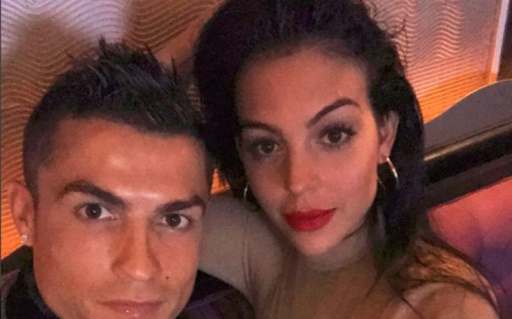 Семейна идилия за Роналдо и секси половинката му