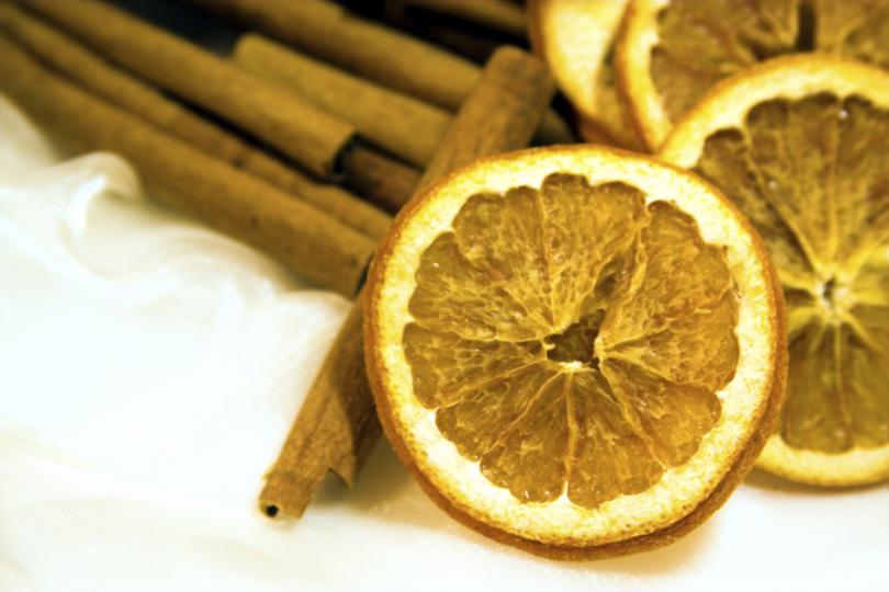 <p>Но по-добър ефект се наблюдава при комбинираните прясно изцедени сокове, например от портокал и ябълка &ndash; двата плода са богати на пектин и поради това въздействат положително на чревната функция или от лимон и портокал &ndash; прекрасно средство за максимално насищане на организма с витамин С.</p>

<p>Също благодарение на аскорбиновата киселина /C6H8O6/ лимонът и портокалът смесени с мед влияят благотворно състоянието на кръвоносните съдове &ndash; получената напитка им въздейства прочистващо и укрепващо, спомага за понижаване на нивата холестерола липопротеин с ниска плътност и следователно предотвратява инсулт, стенокардия и инфаркт.</p>