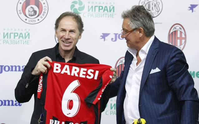 Легендата на Милан и италианския футбол Франко Барези подписа от