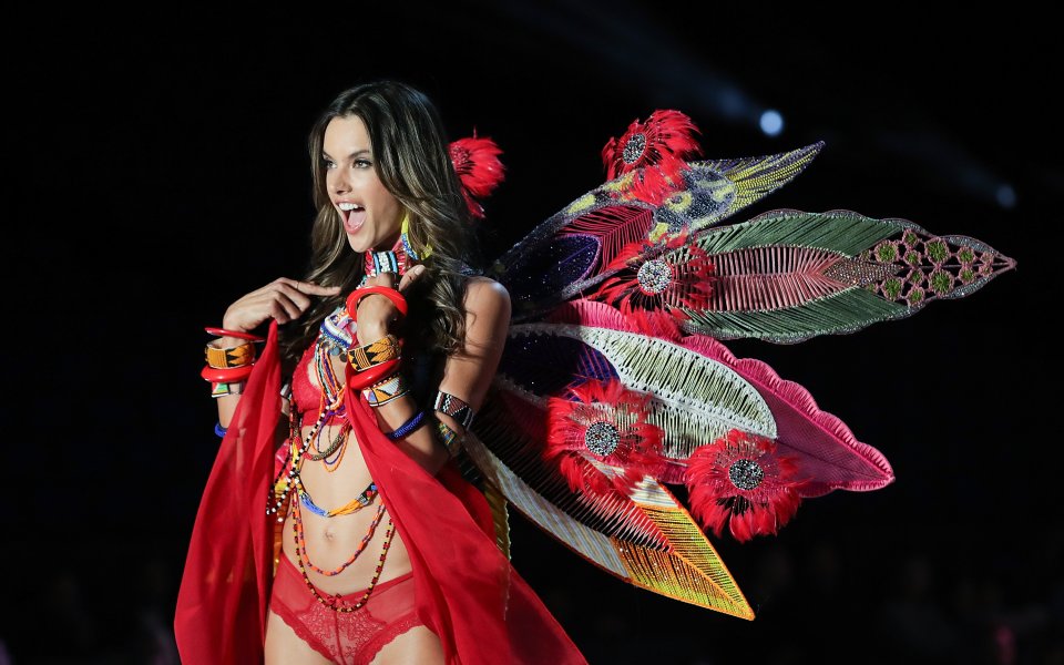 Бразилският супермодел Алесандра Амброзио не спира да изненадва последователите в