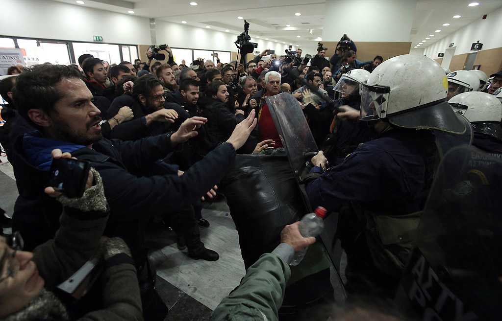 Протестиращи се сблъскаха с полицията, докато се опитваха да влязат в съдебна зала в Атина, за да спрат провеждането на търгове за продажба на имоти на длъжници.