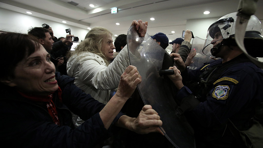 Протестиращите замеряха полицията с боклуци, пожарогасители и други предмети в съда в Атина.