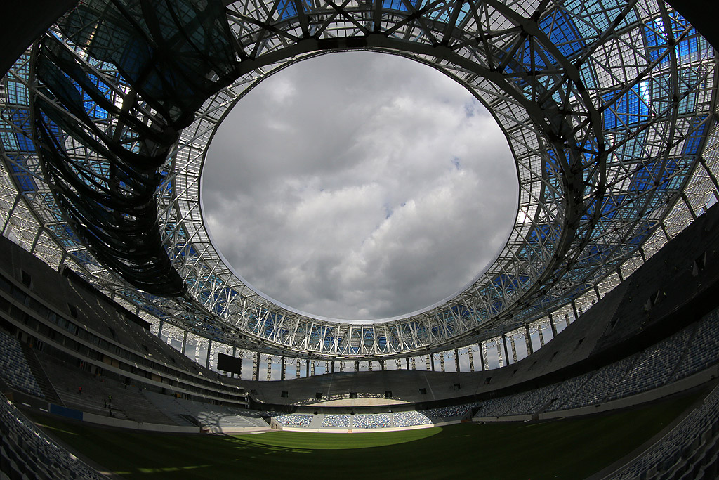 Стадион "Нижни Новгород". Това съоръжение е едно от деветте, които са изградени специално за Световното първенство. Стадионът се намира недалеч от мястото, където се събират реките Волга и Ока. Тук ще се играят мачове от груповата фаза, една среща от осминафиналите и една от четвъртфиналите.